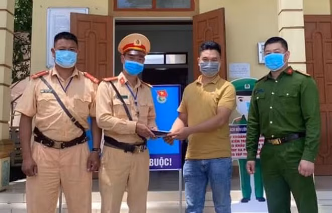 Công an huyện Tân Kỳ trao trả tài sản cho anh Nguyễn Bá Vinh.