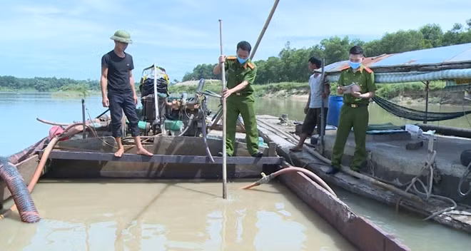 Bắt giữ 2 tàu khai thác cát trái phép tại sông Chu.