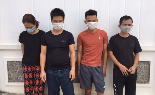 4 đối tượng bị bắt quả tang khi đang tổ chức đánh bạc.