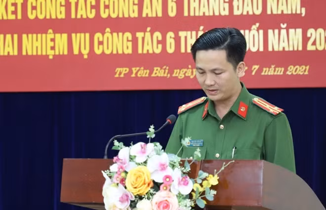 Đồng chí Thượng tá nguyễn Tiến Đỗ - Ủy viên Ban Thường vụ Thành ủy, Trưởng Công an TP Yên Bái phát biểu tại hội nghị.