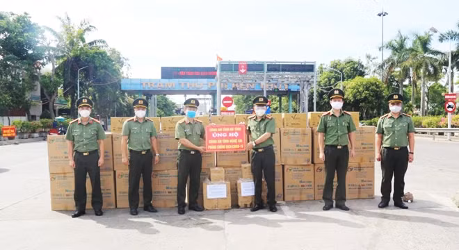 Công an tỉnh Hà Tĩnh đã trao tặng trang thiết bị, vật dụng y tế phòng, chống dịch bệnh COVID-19 cho Công an tỉnh Nghệ An.