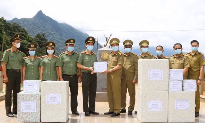 Công an tỉnh Quảng Bình trao tặng An ninh tỉnh Khăm Muộn (Lào)một số vật tư, thiết bị y tế phục vụ công tác phòng chống dịch COVID-19.
