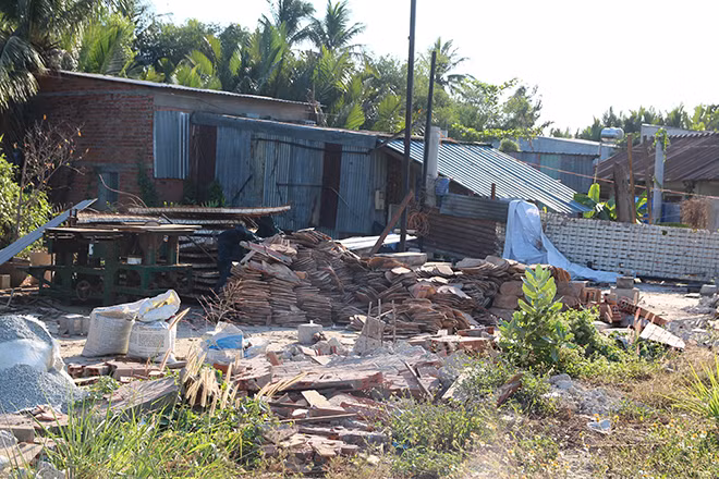 Cảnh sống nhà tạm ở khu vực Bình Quới.