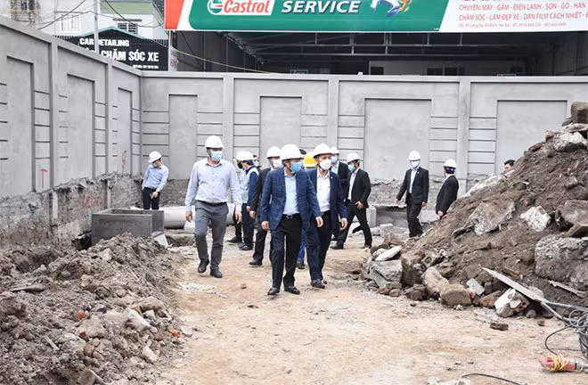 Ông Nguyễn Danh Duyên – Tổng Giám đốc EVNHANOI kiểm tra hiện trường công trình xây dựng mới trạm 110kV Bắc Thành Công và nhánh rẽ.