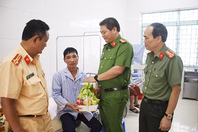 Đại tá Nguyễn Thành thăm hỏi, động viên đồng chí Phạm Đức Hoàn.