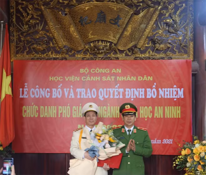Thiếu tướng Trần Minh Hưởng, Giám đốc Học viện CSND trao quyết định bổ nhiệm chức danh PGS cho Đại tá Trần Quang Huyên, Phó giám đốc Học viện CSND.