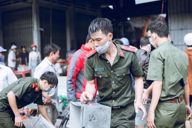 Lực lượng Công an tham gia chữa cháy cứu nạn, cứu hộ tại chợ Phú Túc.