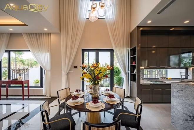 Nhà phố diện tích lớn theo phong cách hiện đại tinh tế thu hút khách hàng tham quan.