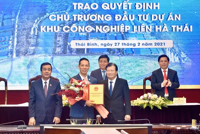 Phó Thủ tướng Trịnh Đình Dũng dự lễ công bố quyết định chủ trương đầu tư dự án xây dựng và kinh doanh kết cấu hạ tầng Khu công nghiệp - đô thị - dịch vụ Liên Hà Thái. -Ảnh: VGP/Nhật Bắc
