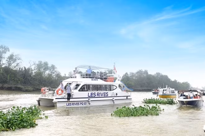 Khách hàng thích thú trải nghiệm cung đường sông từ Sài Gòn đến dự án Aqua City.
