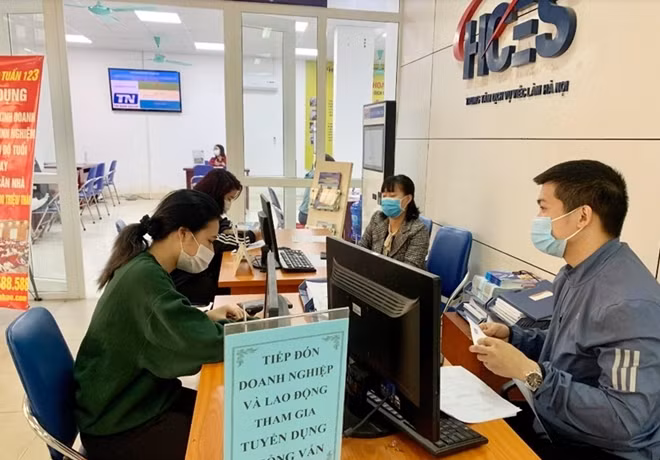 Người lao động đăng ký tìm kiếm việc làm ngay sau Tết.