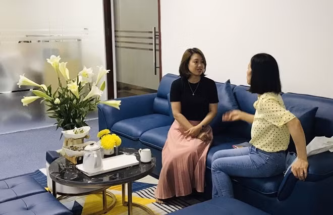 Mẹ bé Thu phản ánh tình trạng của con gái mình với chuyên viên tư vấn.