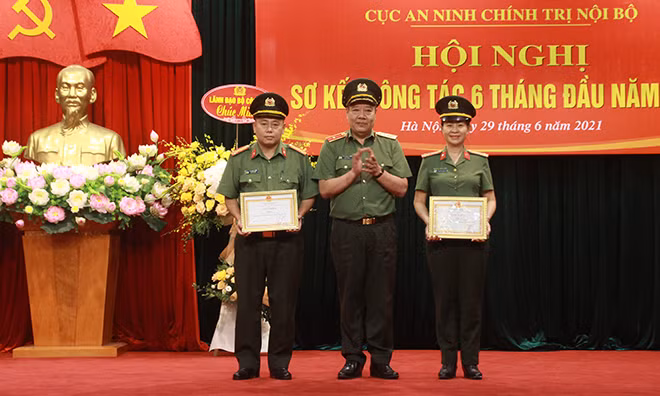 Thiếu tướng Đặng Ngọc Tuyến, Cục trưởng Cục ANCTNB trao giấy khen cho các cá nhân.