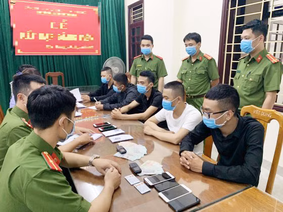 Các đối tượng hoạt động cho vay lãi nặng bị Công an TP Đồng Hới điều tra, phát hiện bắt giữ. Các đối tượng hoạt động cho vay lãi nặng bị Công an TP Đồng Hới điều tra, phát hiện bắt giữ.