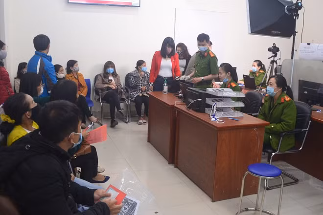 Công an TP Đà Lạt làm căn cước cho người dân tới 24h hằng ngày.