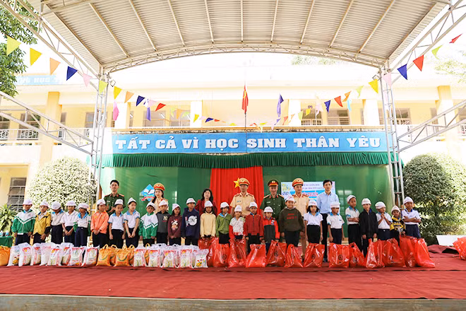 Đội Cảnh sát giao thông Công an huyện Đắk R’lấp trao tặng quà cho các em học sinh tại buổi tuyên truyền. Đội Cảnh sát giao thông Công an huyện Đắk R’lấp trao tặng quà cho các em học sinh tại buổi tuyên truyền.