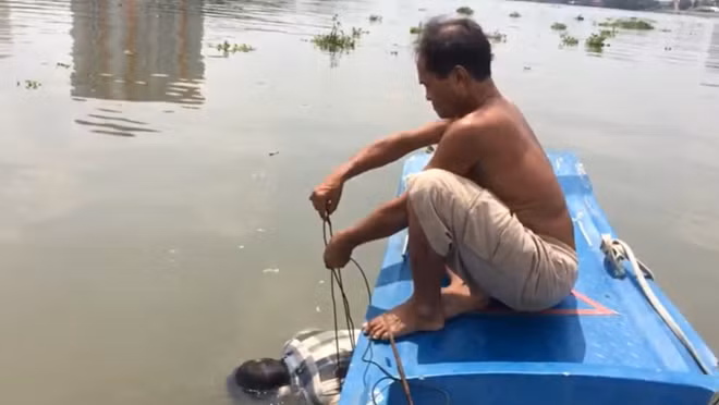 Ông Ba Chúc trong một lần vớt xác trôi sông.