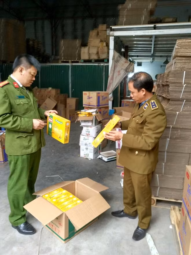 Hơn 3 tấn bánh quy có xuất xứ từ nước ngoài đã hết date.