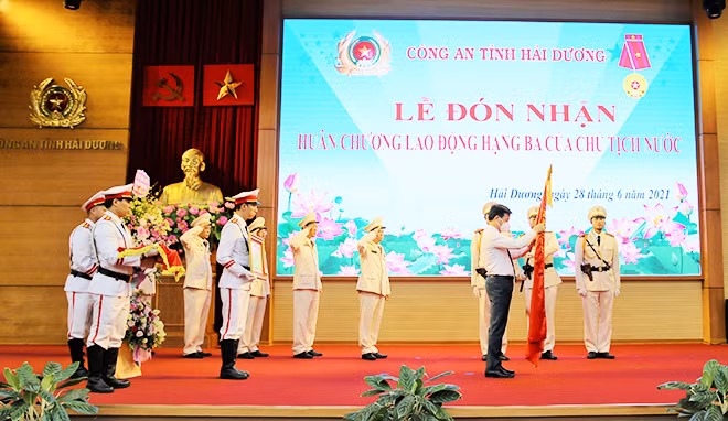 Thừa ủy quyền của lãnh đạo Đảng, Nhà nước, đồng chí Phạm Xuân Thăng - Ủy viên TW Đảng, Bí thư Tỉnh ủy, Chủ tịch HĐND tỉnh đã trao tặng Huân chương Lao động hạng Ba của Chủ tịch nước cho Công an tỉnh Hải Dương.