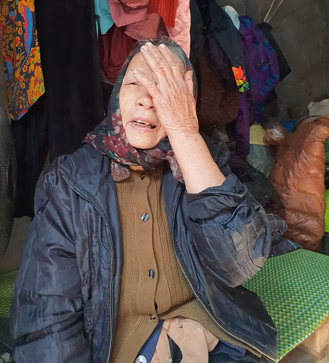 Cụ Bình bật khóc khi kể về cuộc đời mình.