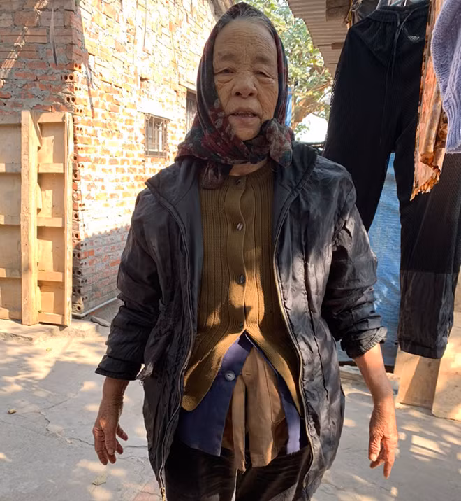 Cụ Bình khoác trên người gần chục cái áo nhưng vẫn không chống được cái rét căm căm.