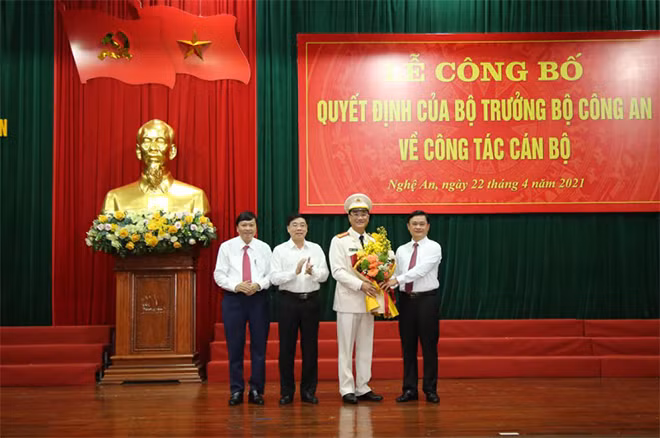 Lãnh đạo tỉnh Nghệ An tặng hoa chúc mừng Đại tá Phạm Thế Tùng, Giám đốc Công an tỉnh Nghệ An. Lãnh đạo tỉnh Nghệ An tặng hoa chúc mừng Đại tá Phạm Thế Tùng, Giám đốc Công an tỉnh Nghệ An.