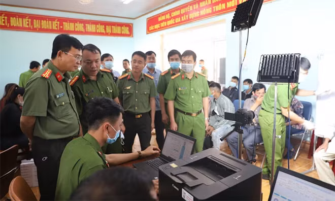 Đại tá Hồ Văn Mười,Giám đốc Công an tỉnh Đắk Nông kiểm tra và động viên CBCS thực hiện nhiệm vụ tại các điểm cấp CCCD lưu động.