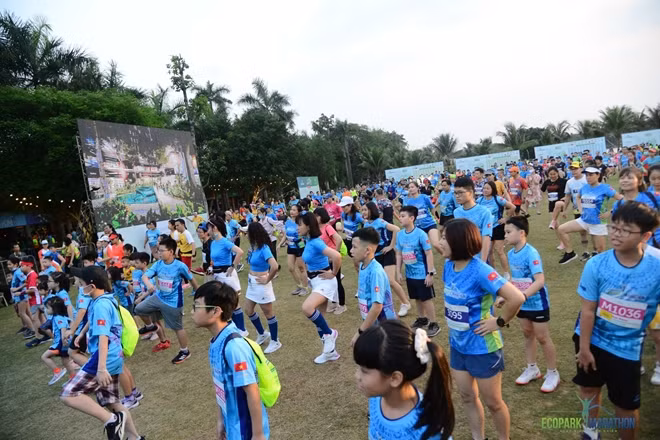 Runner nhí xuất phát ở lượt cuối cùng. Các em có thể chạy một mình hoặc chạy cùng phụ huynh nếu muốn. Thời tiết lý tưởng, mát mẻ cùng đường chạy đẹp ở Ecopark thuận lợi để các bé tranh tài.