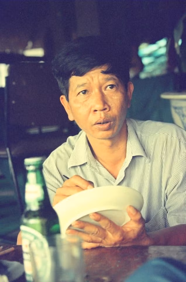 Nhà văn Nguyễn Huy Thiệp vẽ trên gốm (1997) Ảnh trong bài: Nguyễn Đình Toán.