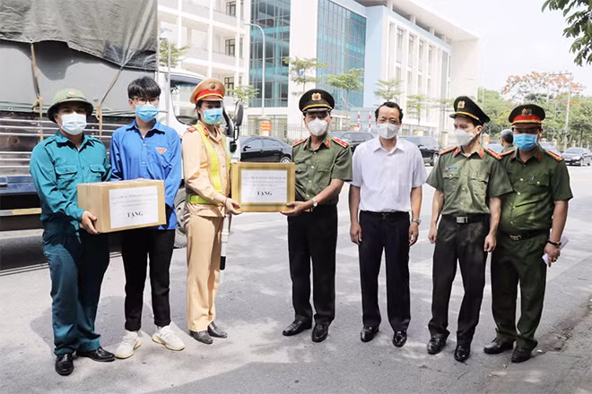Thứ trưởng Trần Quốc Tỏ tặng quà chốt kiểm soát phòng, chống COVID cầu vượt Thị trấn Lim – Liên Bão (huyện Tiên Du).