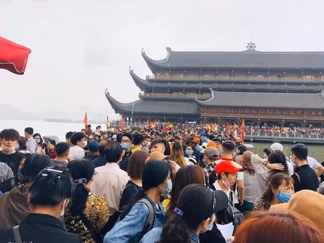 Tập trung quá đông người thiếu biện pháp đảm bảo khiến nguy cơ lây lan đại dịch.