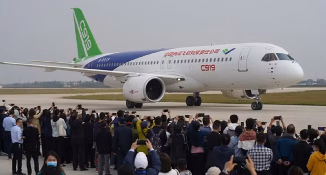 Máy bay C-919 Trung Quốc trong chuyến bay đầu tiên.