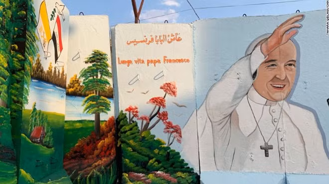 Áp-phích về chuyến thăm của Đức Giáo hoàng trên đường phố Baghdad.