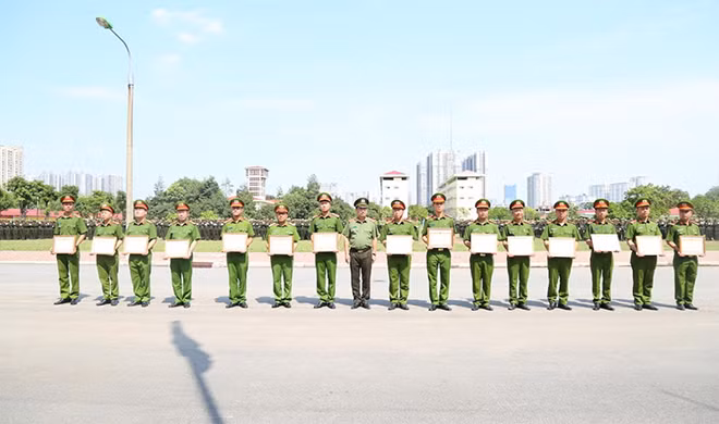 Thứ trưởng Nguyễn Văn Thành trao Bằng khen của Bộ Công an tặng các cá nhân.