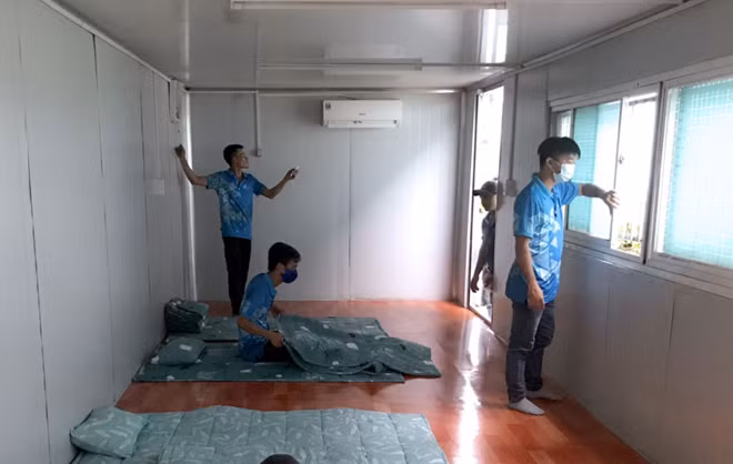 Căn phòng trong Công ty Sơn Ocean Việt Nam bố trí làm nơi ở tránh dịch cho công nhân.