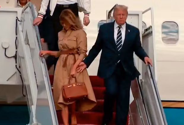 Bà Melania Rụt tay khi chồng định nắm lấy. Bà Melania Rụt tay khi chồng định nắm lấy.