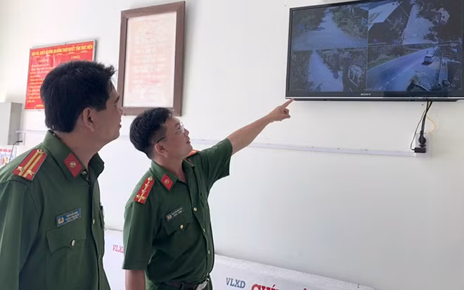 Công an xã Bình Hàng Tây giám sát ANTT qua hệ thống camera.