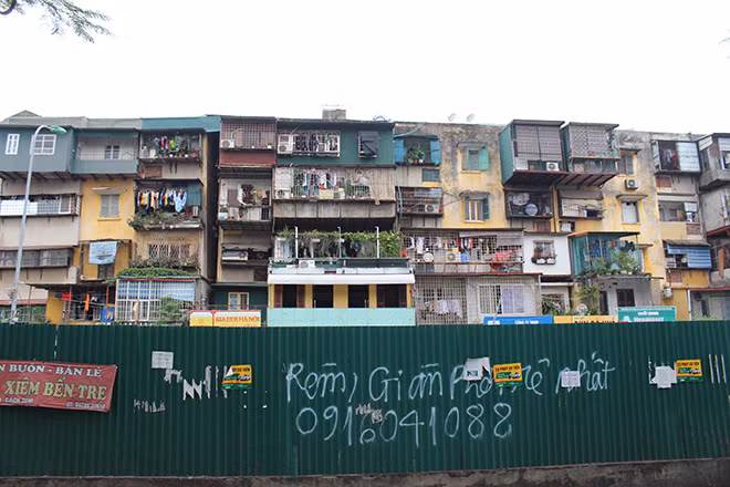 Hà Nội hiện có đến 1.579 khu nhà tập thể cũ kĩ, tiềm ẩn nhiều nguy hiểm.