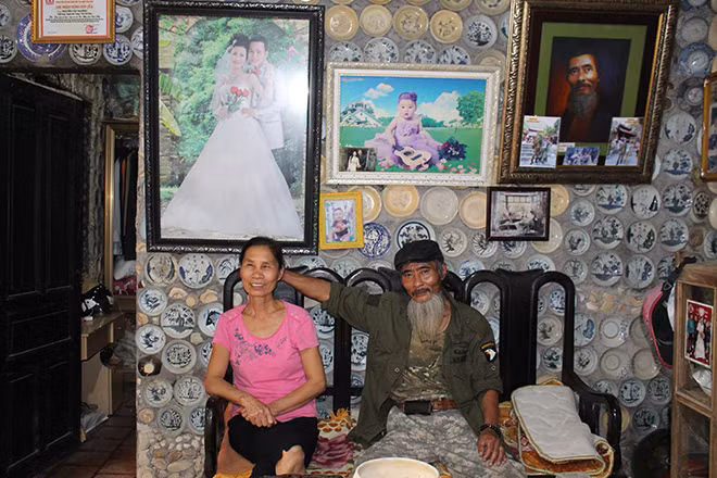 Vợ chồng lão Trường “râu” trong căn nhà độc, lạ. Vợ chồng lão Trường “râu” trong căn nhà độc, lạ.