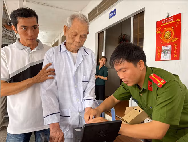 Ưu tiên làm thủ tục cấp CCCD cho người lớn tuổi. Ưu tiên làm thủ tục cấp CCCD cho người lớn tuổi.