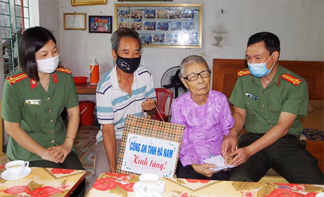 Đại tá Nguyễn Thanh Hà, Phó Giám đốc Công an tỉnh thăm, tặng quà Mẹ Việt Nam anh hùng Nguyễn Thị Mờn tại thị trấn Tân Thanh, huyện Thanh Liêm, Hà Nam.