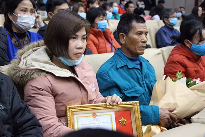 Ông Lê Thanh Cương và con gái út tham dự chương trình “Gửi lời tri ân” của Bệnh viện Việt Đức.