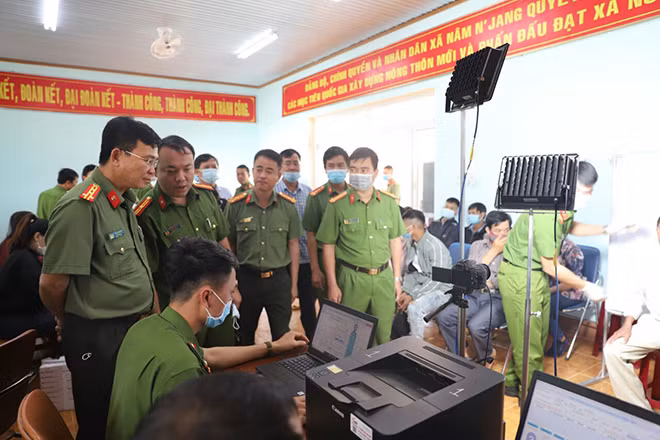 Ban Giám đốc Công an tỉnh và lãnh đạo các đơn vị thường xuyên kiểm tra, động viên kịp thời CBCS thực hiện nhiệm vụ tại các tổ cấp CCCD lưu động. Ban Giám đốc Công an tỉnh và lãnh đạo các đơn vị thường xuyên kiểm tra, động viên kịp thời CBCS thực hiện nhiệm vụ tại các tổ cấp CCCD lưu động.
