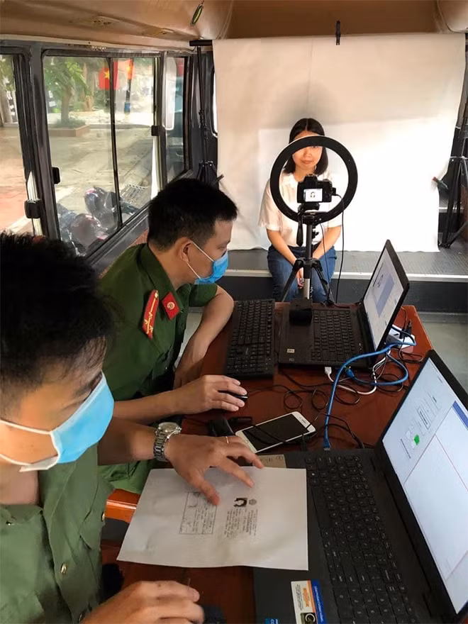 Phòng Cảnh sát QLHC về TTXH, Công an tỉnh Thanh Hoá phối hợp với Công ty cổ phần phân bón Tiến Nông triển khai cấp căn cước công dân (CCCD) trên ô tô.