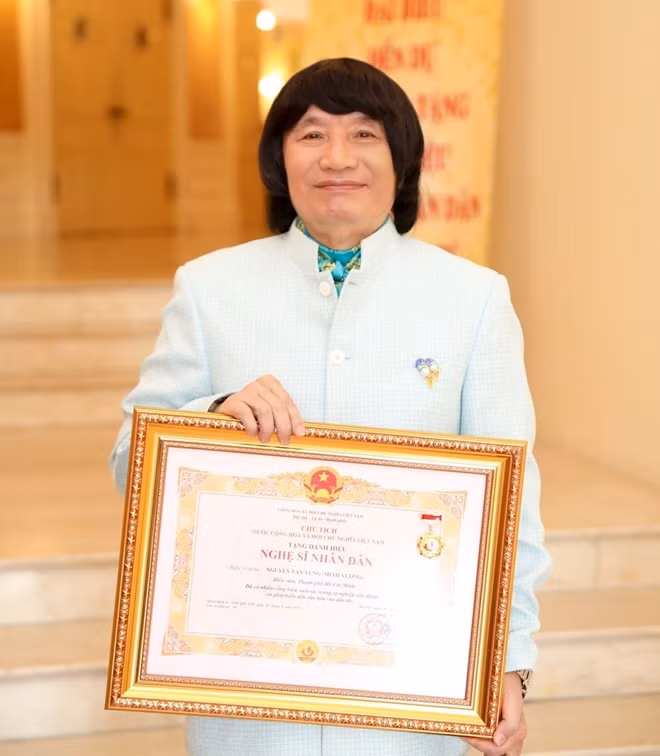 NSƯT Minh Vương được phong tặng danh hiệu NSND vào năm 2018 sau 3 lầm trượt xét duyệt.