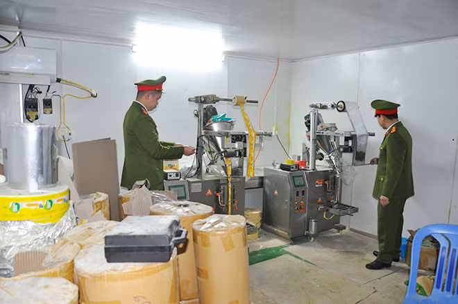Lực lượng chức năng kiểm tra cơ sở sản xuất có vi phạm.