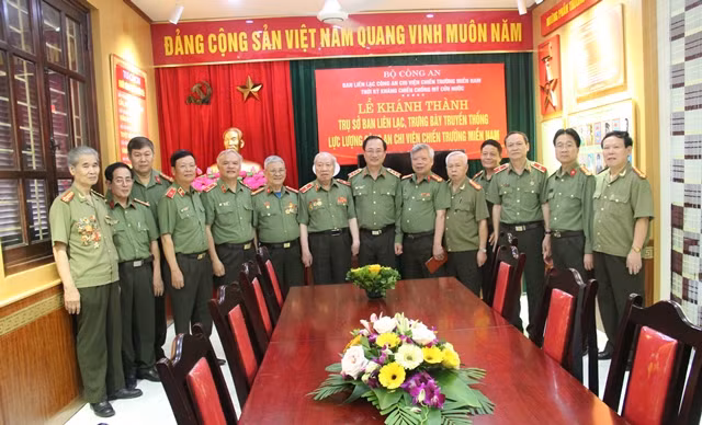 Thứ trưởng Nguyễn Văn Thành và các đại biểu tại buổi Lễ.