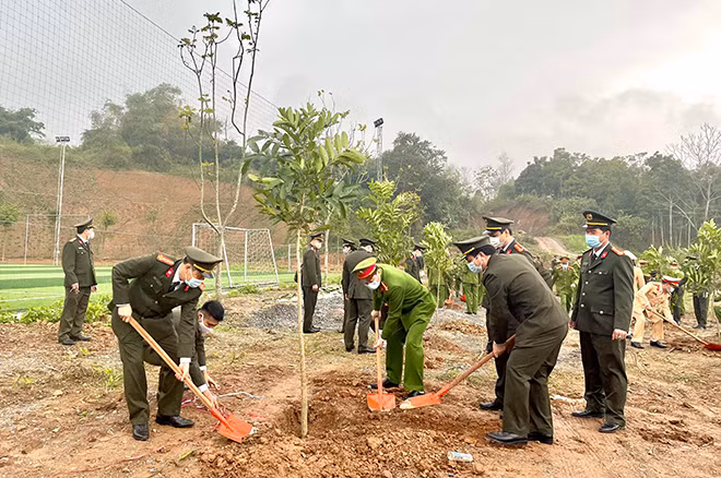 Các đồng chí lãnh đạo Công an tỉnh trồng cây sau buổi lễ. Các đồng chí lãnh đạo Công an tỉnh trồng cây sau buổi lễ.