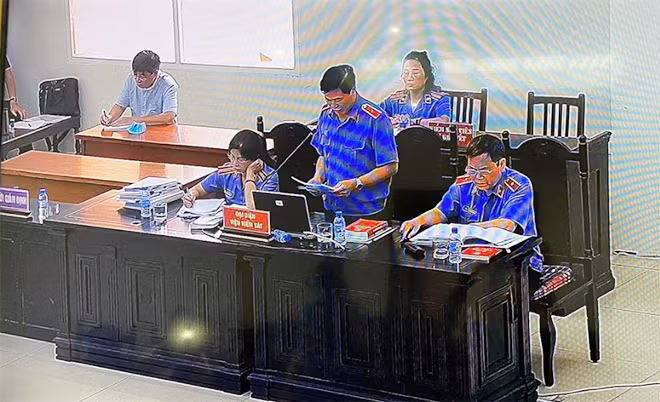 Đại diện Viện kiểm sát thực hành quyền công tố tại phiên toà.