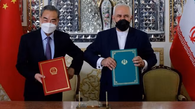 Ngoại trưởng Trung Quốc Vương Nghị và người đồng cấp Iran Mohammad Javad Zarif sau lễ ký thỏa thuận tại thủ đô Tehran hôm 27-3.
